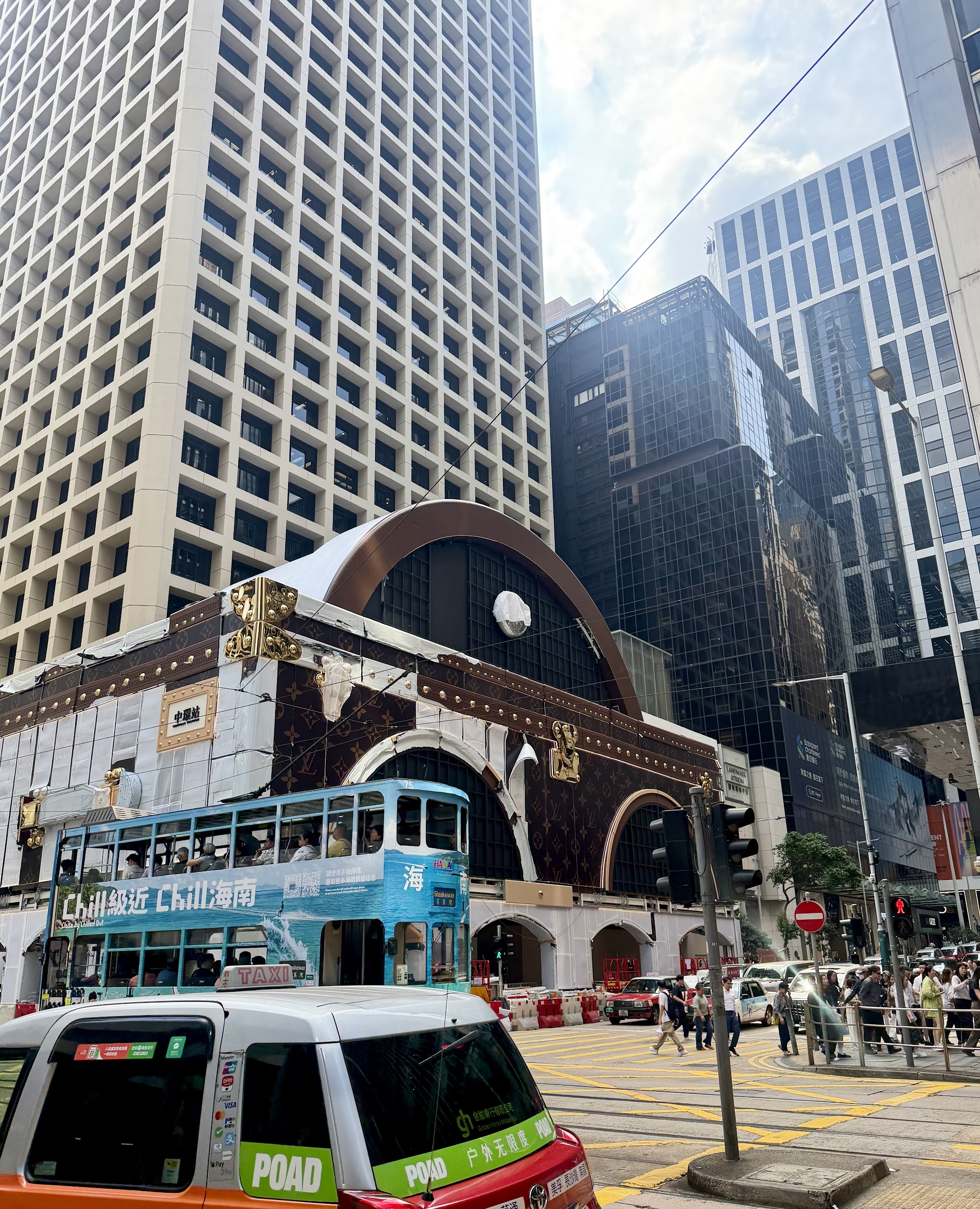 Check-in vali khổng lồ Louis Vuitton Landmark Hong Kong siêu hot giữa phố thị