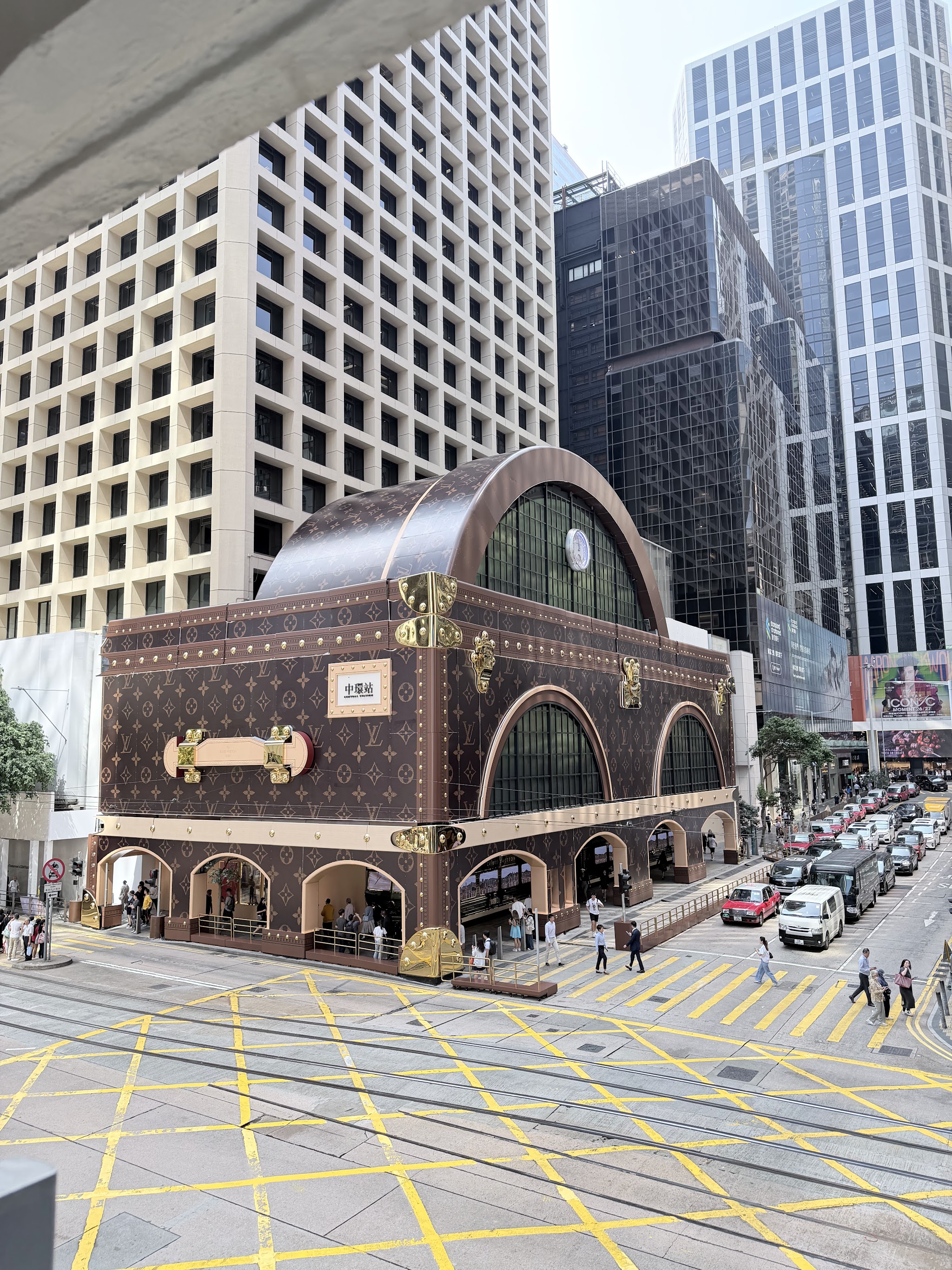 Chiếc vali khổng lồ LOUIS VUITTON Landmark Hong Kong