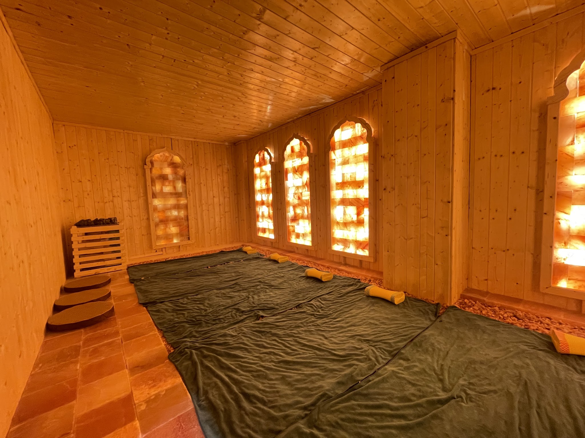 Laylah Onsen JjimJilBang & Spa tọa lạc tại tầng 4 của Khách sạn Ramana Saigon